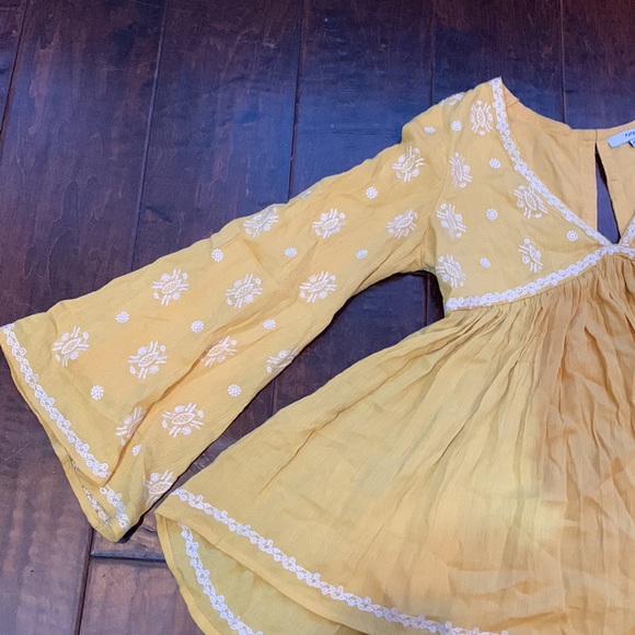 EUC Yellow White Fate Embroidered Boho Blouse Top Shirt Bell Sleeves XS - Picture 4 of 9